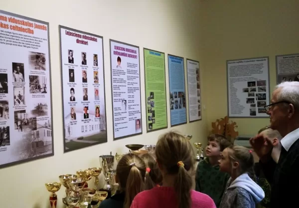 2.klase iepazīst skolas ēkas vēsturi