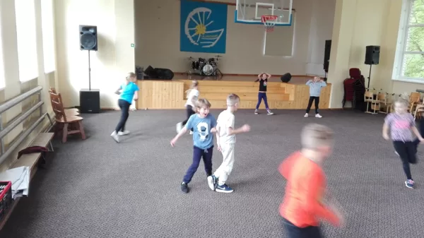 3.klase - spēles un rotaļas sporta zālē